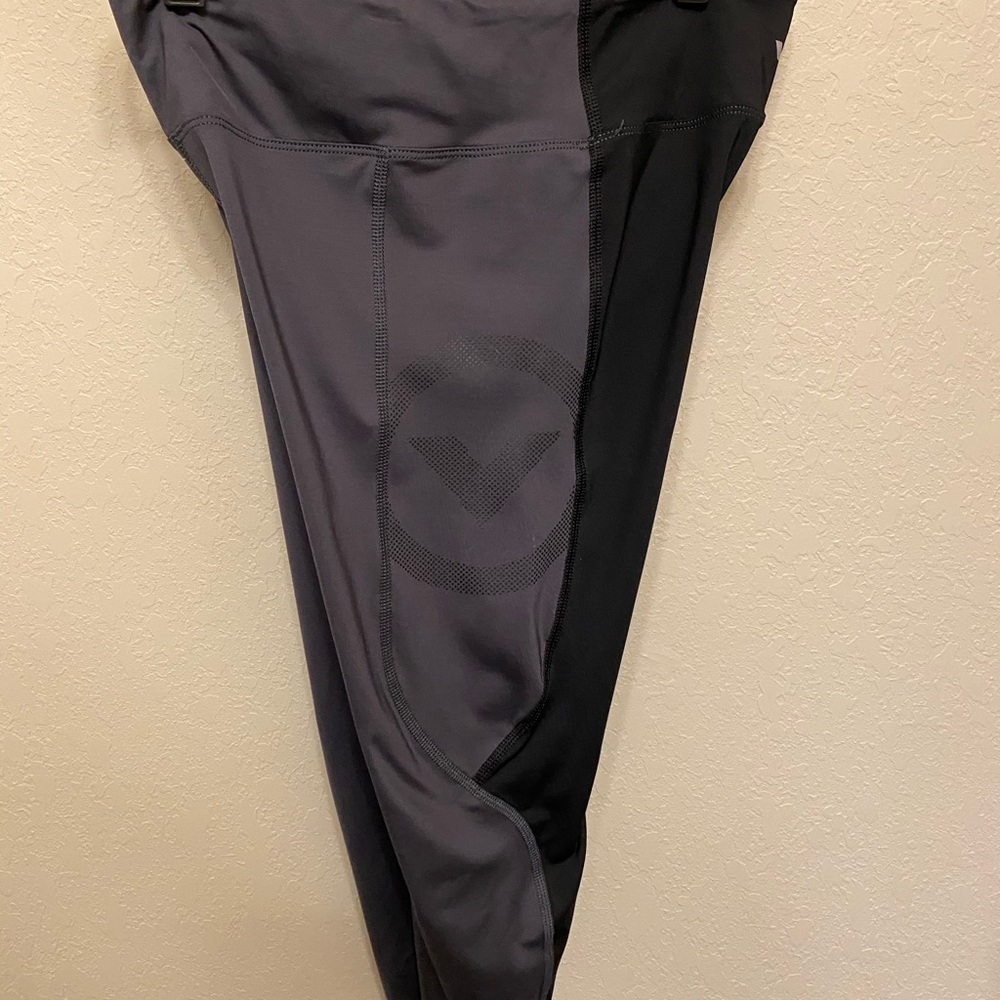 Woman’s Virus Compression Crop Pant